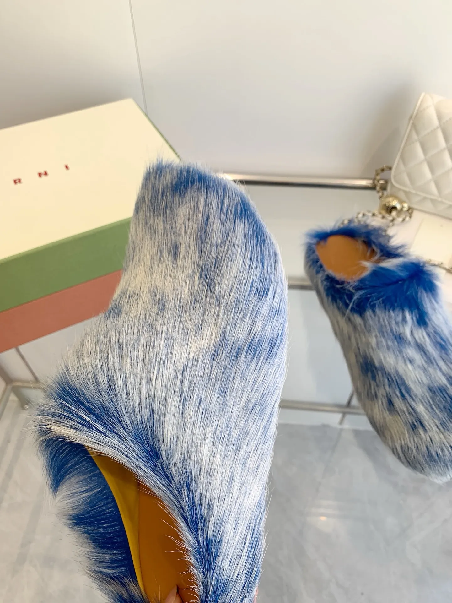 👟👟Ex-factory price 540👟👟 Men +20 🔥🔥🔥 MARNI Sabot Horsehair Slippers are a giant trendy horsehair slipper with a toe cap for all seasons, making it a beautiful landscape. The texture makes your feet more beautiful, confident and comfortable. It is a symbol of taste whether you wear it at home or outside! The real thing is very textured and the comfort is great. Fabric: horse hair. Lining: leather lining. Foot pads: leather. Sole: leather insole, rubber sole. Size: women's size 35-40. men's size: 40-46. Complete package.